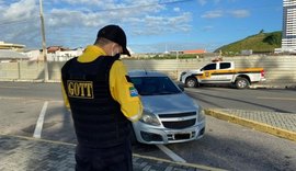 Agentes de trânsito fiscalizam estacionamentos da orla marítima e lagunar