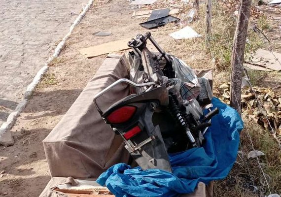 Chassi de motocicleta roubada é encontrado abandonado em bairro de Arapiraca