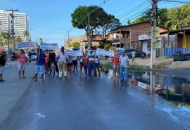 Moradores de Guaxuma protestam contra vazamento de esgoto