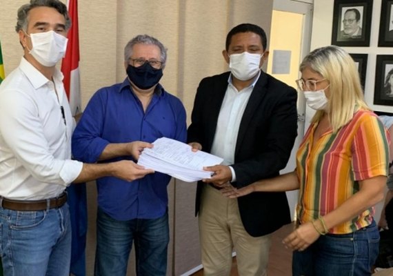 Prefeito de Palmeira dos índios se reúne com secretário Rafael Brito