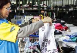 Cooperativa financeira arrecada mais de 4 mil peças para doação em ação social