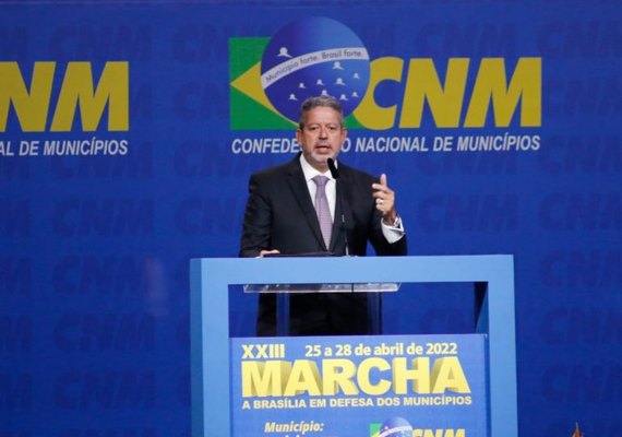 Lira defende 'orçamento secreto' durante evento com prefeitos em Brasília