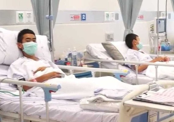 Imagens mostram jovens resgatados de gruta se recuperando em hospital