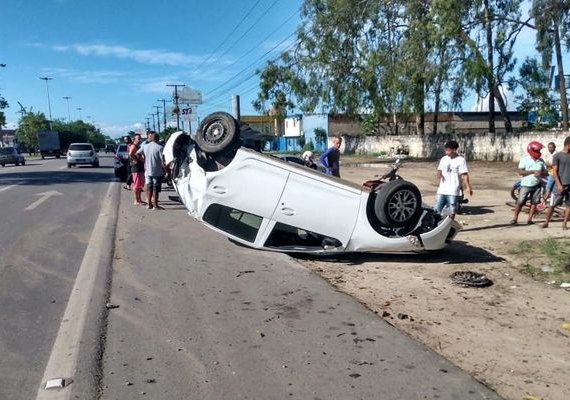 Carro capota após ser fechado por motocicleta