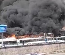 Incêndio de grandes proporções destrói ônibus na garagem da Veleiro em Maceió