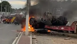 Tombamento de carreta deixa dois mortos na Rota do Mar