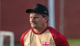 Clube regulariza técnico Fábio Matias e auxiliar, mas segue com transfer ban