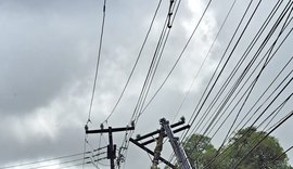 Poste de energia se parte ao meio e fica pendurado na fiação, no Tabuleiro