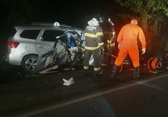 Homem morre em colisão entre retroescavadeira e carro na AL-101 Norte