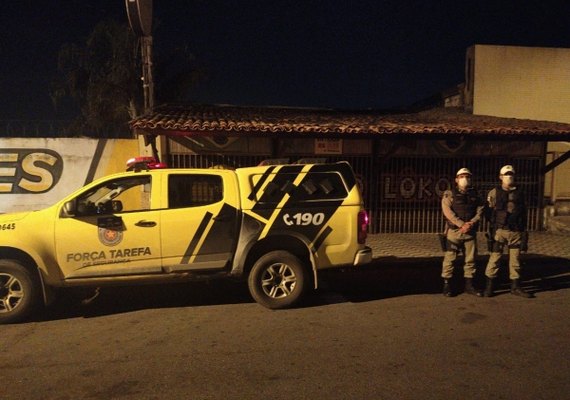 PM flagra aglomeração em postos de combustíveis na madrugada