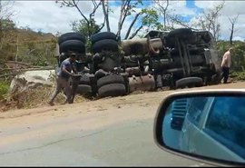 Caminhão com carga de cimento sai de pista e tomba na BR-101, em Teotônio