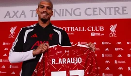 Liverpool anuncia Ronald Araújo como reforço por empréstimo do Barcelona