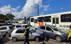 Carreta perdeu o freio e provocou engavetamento na Ladeira Geraldo Melo, que liga os bairros do Farol e Poço