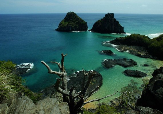 Praia em Fernando de Noronha segue fechada após ataque de tubarão