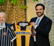 Lula presenteia prefeito de Nova York com camisa do Corinthians em encontro