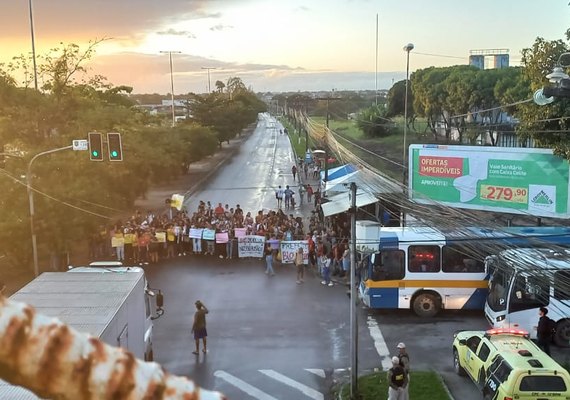 Estudantes da Ufal fecham Durval de Góes contra mudanças nas linhas de ônibus