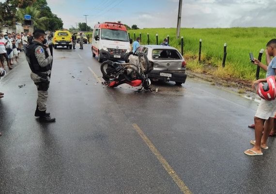 Colisão traseira entre carro e moto deixa duas pessoas feridas na AL-410, em Atalaia