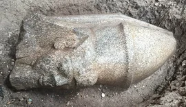 Estátuas gigantes de Ramsés II são encontradas por acaso no Egito
