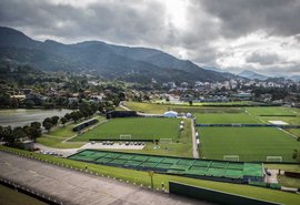 Dezessete jogadores se apresentam à seleção nesta segunda-feira (21)