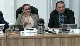 VÍDEO: vereadora reage com gesto de conotação sexual durante debate em plenário
