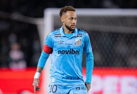 Neymar cai em mais uma provocação e retruca torcedor do Coritiba