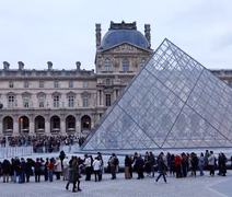 Após roubo de joias, Museu do Louvre alerta para risco de fechamento