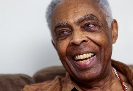 Gilberto Gil comemora 78 anos com live especial