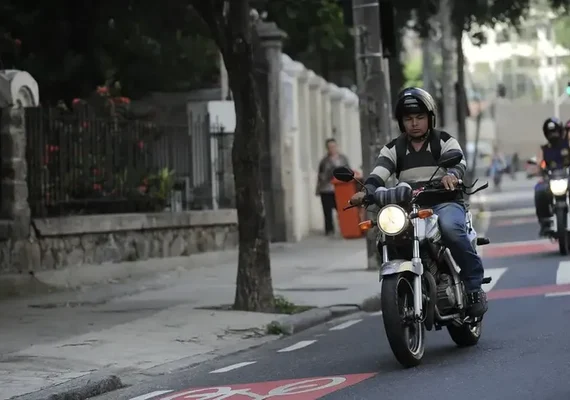 Motociclista de aplicativo é assaltado por falso passageiro em Arapiraca