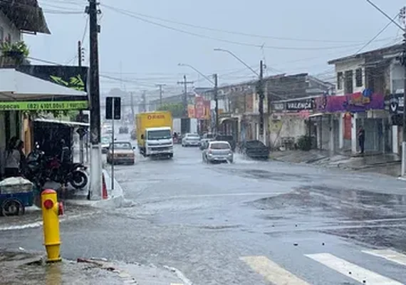 VÍDEOS: tempestade matinal provoca alagamentos em Maceió