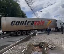 Trânsito é liberado 10h após carreta interditar trecho da Av. Durval de Góes Monteiro