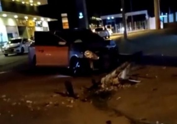 Veículo bate em outro e derruba poste no bairro de Maceió
