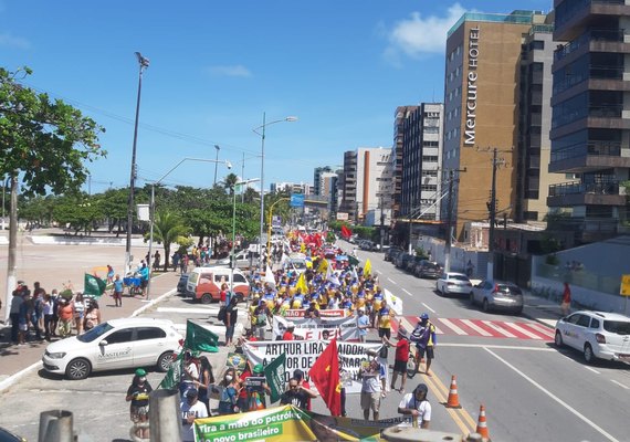 1º de maio: Manifestação de trabalhadores percorre orla marítima