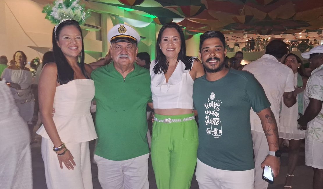 Prévia Carnavalesca Verde e Branco Encheu o Salão do Iate Clube Pajussara de Alegria, Brilho e Tradição