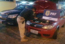 Homem é preso dirigindo veículo roubado com documentos falsos