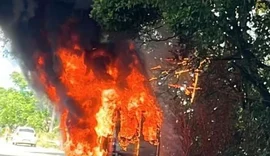 Incêndio consome van com turistas a caminho de Maragogi