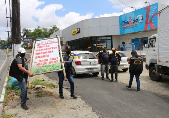 Convívio Social retira quase três mil anúncios irregulares de áreas públicas de Maceió