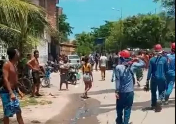 Protesto: moradores da Orla Lagunar reclamam da demora na entrega de chave em residencial