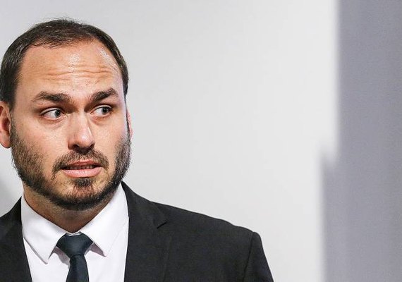 Instagram notifica postagens de Carlos Bolsonaro com conteúdo falso