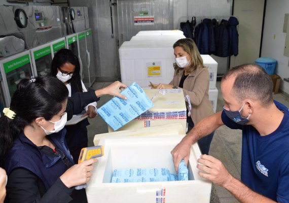 Alagoas recebe 100.950 doses de vacinas contra Covid-19