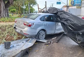 Veículo bate em placa de proteção da Centenário após pneu estourar