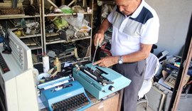 Técnico alagoano trabalha há 63 anos consertando máquinas de escrever