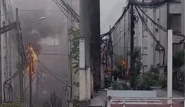 Incêndio em rede elétrica assusta moradores do Benedito Bentes e mobiliza bombeiros