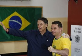 MP discorda de arquivamento pedido pela PF e inquérito que investiga Flávio Bolsonaro seguirá