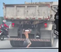 Menino quase é atropelado após cair de traseira de caminhão; veja o vídeo