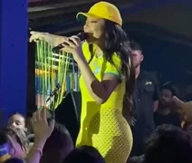 Vídeo: Homem atira pedra de gelo em Ludmilla e cantora interrompe o show