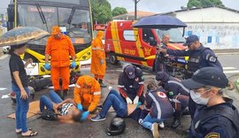 Moto vai parar embaixo de ônibus após colisão no bairro da Gruta, em Maceió