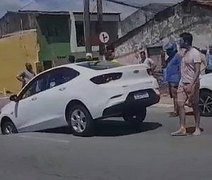 VÍDEO: veículo fica preso após asfalto ceder na Avenida Assis Chateaubriand