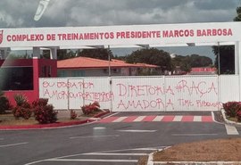 Após derrota, complexo de treinamentos do CRB amanhece com os portões pichados