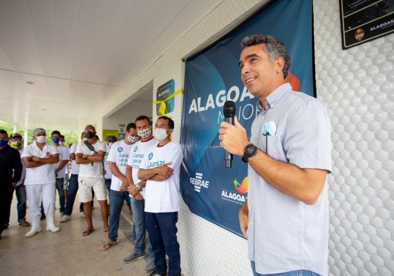 Alagoas Maior entrega placas de energia solar ao Apiário Zumbi