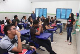 Alunos que se tornam monitores auxiliam colegas com dificuldades em matemática